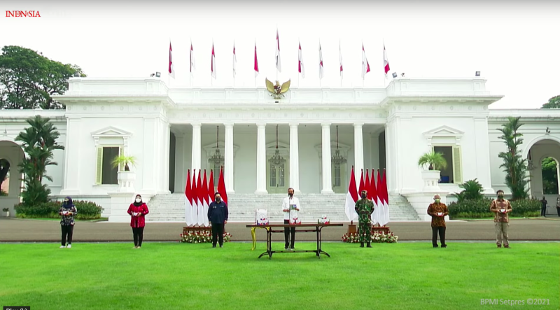 Peluncuran Paket Obat Isoman Gratis untuk Rakyat, di halaman depan Istana Merdeka, Jakarta, Kamis (15/07/2021) pagi. (Sumber: Tangkapan Layar YouTube Sekretariat Presiden)