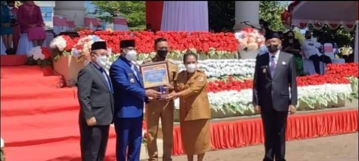 Gubernur Papua Barat Drs. Dominggus Mandacan, M.Si menyerahkan Penghargaan Opini WTP Kepada Bupati dan Wakil Bupati Fakfak, (Sumber: Humpro Fakfak)