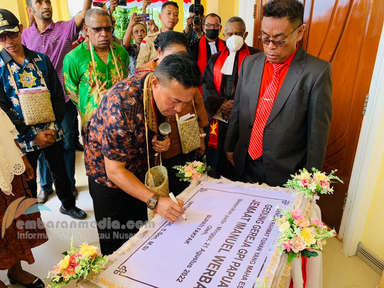 Ditandai Penandatanganan Prasasti, Bupati Fakfak Resmikan Gedung Gereja Jemaat GPI Papua Imanuel Werba