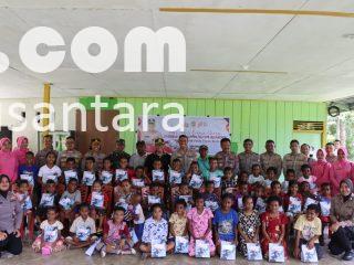 Luar Biasa, Polres Fakfak Peduli Literasi Hingga Distribusi Buku Sampai Pelosok Kampung