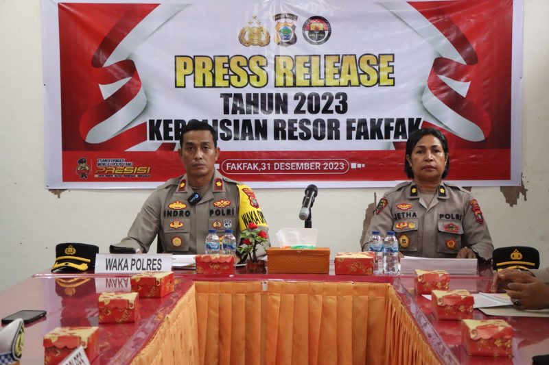 Wakapolres Fakfak, Kompol Indro Rizkiadi dan Kabag SDM Polres Fakfak, (Foto: EM/Risman Bauw).