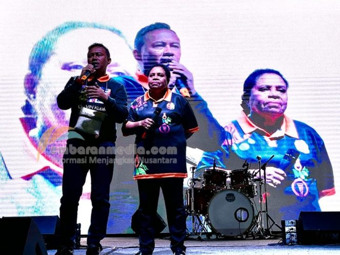 
					Bupati Fakfak, Untung Tamsil dan Wakil Bupati Fakfak Yohana Dina Hindom, (Foto; EM/AZT).