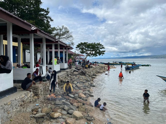 Akhir Pekan Minggu 7 Januari 2024, Wisata Pulau Tubir Seram Fakfak Ramai Dikunjungi Warga, (Foto: EM/RBW)