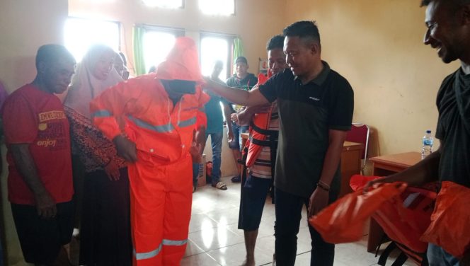 
					Bupati Untung Tamsil Kucurkan Sejumlah Bantuan Bagi Para Nelayan di 13 Distrik, (EM/Ist)