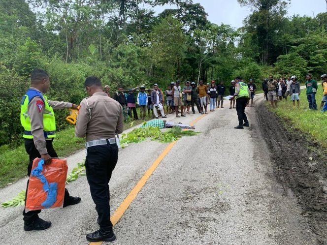 
					Kecelakaan Lalu Lintas di Kampung Mananmur, Kasat Lantas Ipda Naufalsyah Al Borneo Pimpin Olah TKP, (Foto: EM/Humas Polres Fakfak).