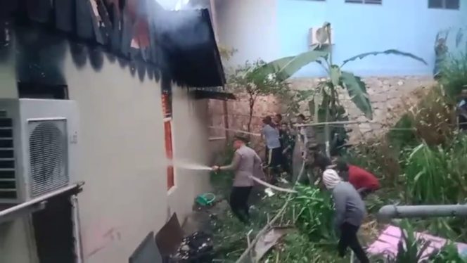 
					Satu Rumah Warga di Distrik Fakfak Dilahap Si Jago Merah, TNI-Polri dan Damkar Berhasil Padamkan Kebakaran, (Foto: EM/Humas Polres Fakfak).