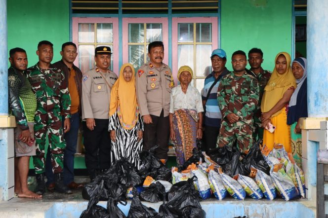 
					Polres Fakfak dan Kodim 1803 Salurkan Paket Sembako Dampak Angin Puting Beliung
