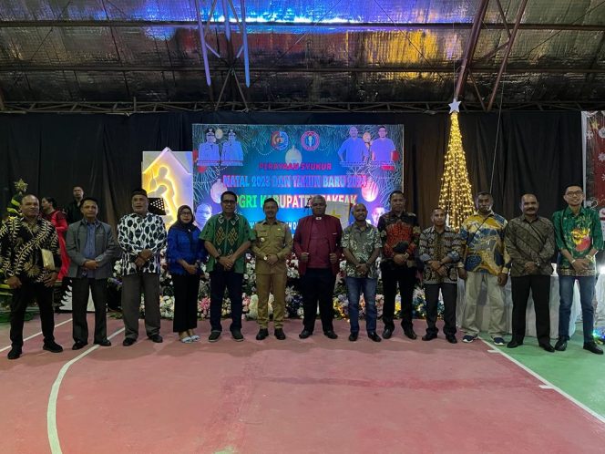 
					Bupati Untung Tamsil Hadiri Perayaan Syukur Natal dan Tahun Baru 2024 PGRI Fakfak, (Foto: EM/AZT)
