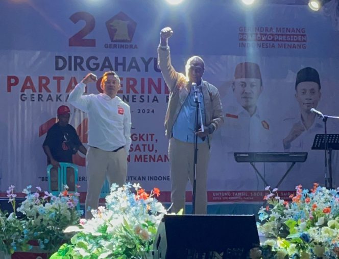 
					Ketua DPD Partai Gerindra Papua Barat, Mohamad Lakotani didampingi Ketua DPC Partai Gerindra Fakfak Untung Tamsil, (Foto: EM/AZT).