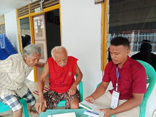 
					Pemilu 2024, Petugas KPPS 01 Kelurahan Danaweria Datangi Rumah Warga Yang Tak Bisa Ke TPS Untuk Tetap Nyoblos, (Foto: EM/RBW).