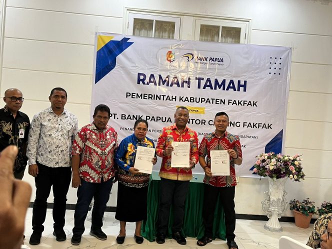 
					Penandatanganan tersebut dilakukan oleh Bupati Fakfak, Untung Tamsil bersama Direktur Operasional, Isak S Wopari yang disaksikan oleh Wakil Bupati Fakfak, Yohana Dina Hindom, Pj. Sekertaris Daerah Sulaiman Uswanas dan Kepala Bank Papua Cabang Fakfak, Dedy Iskandar, (Foto: EM/AZT).