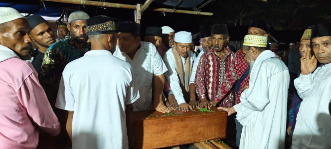 
					Bupati Fakfak Untung Tamsil mengunjungi Kampung Patimburak di Distrik Kokas dan berkesempatan untuk mengikuti prosesi pemasangan tiang Alif Masjid Tua Patimburak, Minggu (11/2/2024).