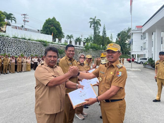 
					Bupati Untung Tamsil Serahkan DPA Tahun 2024, Ini Pesan Pentingnya Ke OPD, (Foto: EM/AZT). 
