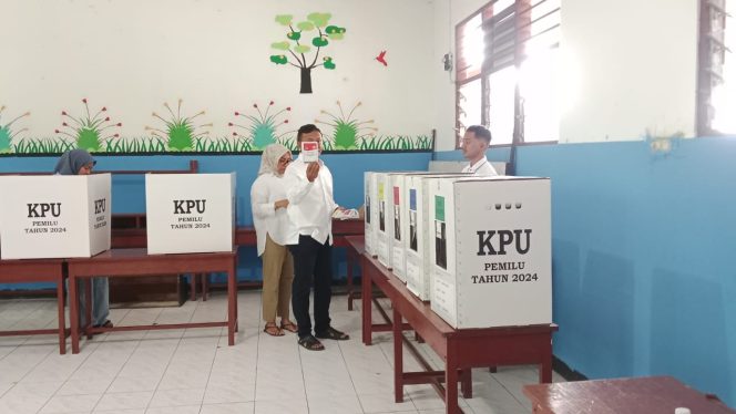 
					Pemilu 2024, Bupati Untung Tamsil Bersama Istri Salurkan Hak Pilihnya di TPS 08 Kelurahan Fakfak Selatan