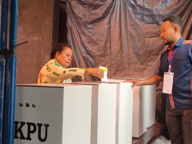 
					14 Februari 2024, Wakil Bupati Yohana Dina Hindom Nyoblos di TPS 13 Kelurahan Wagom