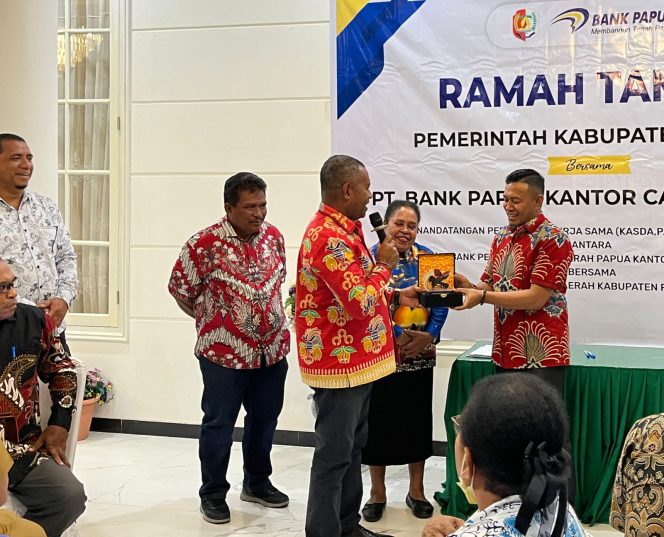 
					Direktur Operasional PT Bank Papua, Isak Wopari, (Foto: EM/AZT).