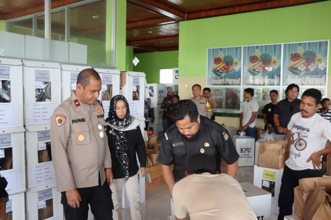 
					Kunker di Fakfak, Wakapolda Papua Barat Cek Kesiapan Pengamanan TPS