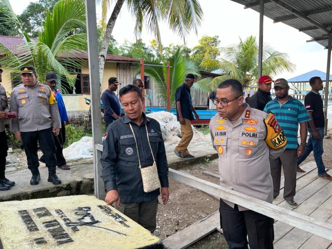 
					Kapolda Irjen Pol Johnny Eddizon Isir Bersama Bupati Untung Tamsil dan Kapolres Fakfak Kunjungi Kampung Rumbati