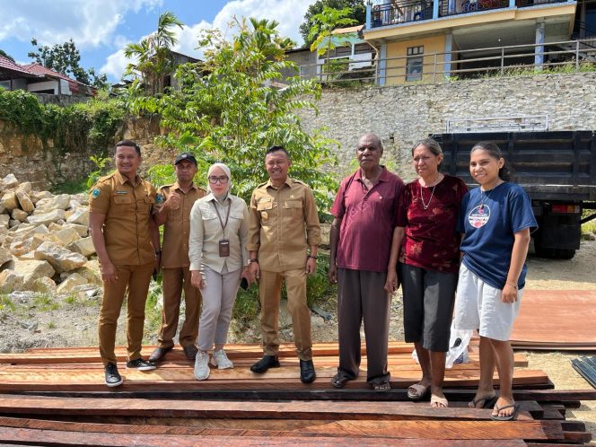
					Bupati UT Turun Langsung Berikan Bantuan Bagi Rumah Terkena Dampak Angin Puting Beliung, (Foto: EM/AZT).