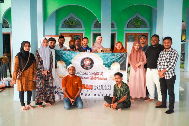 
					Ramadhan 1445 H, Pengurus Merah Putih Institute Papua Barat dan Fakfak Bagi Takjil di Berbagai Masjid dan Buka Puasa Bersama, (Foto: EM/ARY).