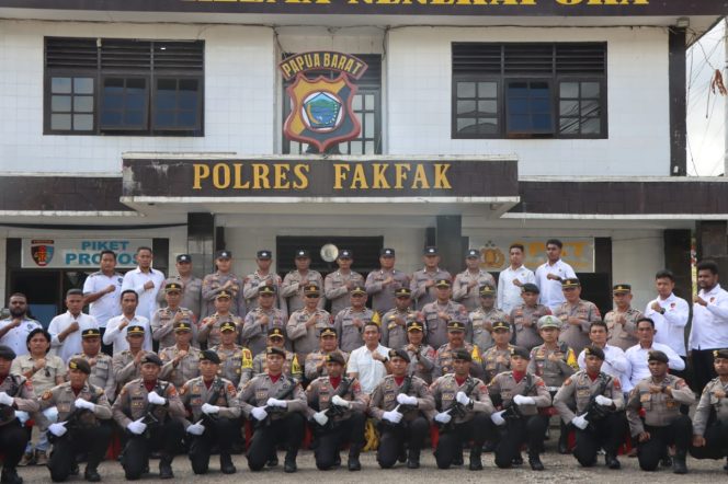 
					Kunjungan Kerja, Kapolda Papua Barat Irjen Pol Johnny Eddizon Isir Kunjungi Mapolres Fakfak