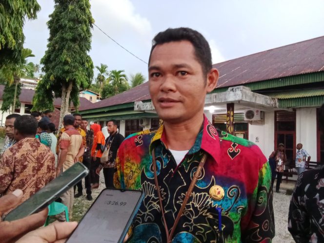 
					Ketua Bawaslu Fakfak, Arifin Takamokan, (Foto: EM/RBW). 