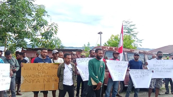 
					Desak KPU dan Bawaslu Seriusi Dugaan Penggelembungan Suara di Kokas, Pemuda Fakfak Gelar Demo Damai