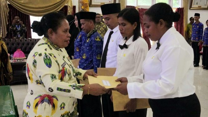 
					Wakil Bupati Fakfak Serahkan SK P3K Guru Formasi 2022 dan SK Kenaikan Pangkat