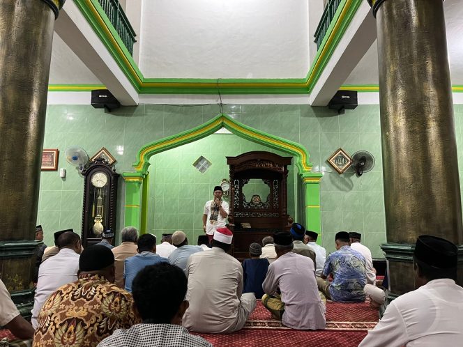 
					Safari Ramadhan, Bupati UT Shalat Tarawih di Masjid Al-Amin Arguni