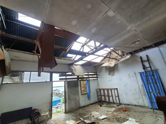 
					Salah Satu Rumah Warga di Fakfak Papua Barat Diterjang Badai
