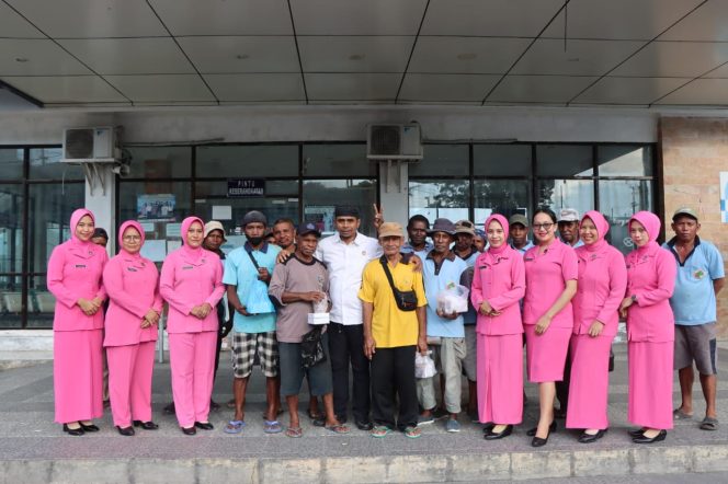 
					Ramadhan 1445 H, Sat Reskrim Polres Fakfak Bagi Takjil ke Para Tahanan dan TKBM