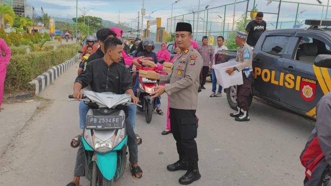 
					Jelang Berbuka Puasa, Polsek Fakfak dan Bahayangkari Bagi 100 Paket Takjil