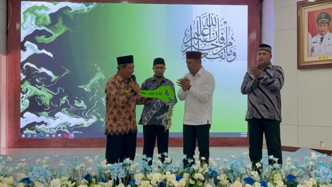 
					Bupati Fakfak Serahkan Bantuan 1 Unit Kendaraan Roda Empat dan Roda Dua ke Madrasah Aliyah Negeri Fakfak