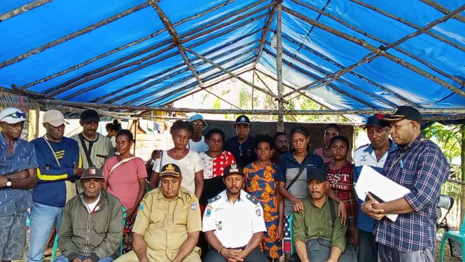 
					Keluarga Besar Soway Kampung Saengga Teluk Bintuni Terima Bantuan CSR Proyek CSTS dan bp Tangguh, (Foto: EM/RBW).