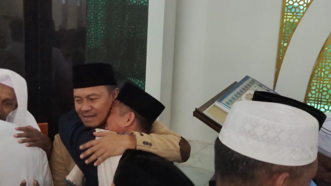 
					Bupati UT Laksanakan Shalat Idulfitri 1445 Hijriah di Masjid Agung Baitul Makmur