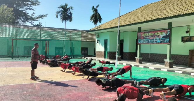 
					Tingkatkan Stamina Prajurit, Dandim 1803/Fakfak Pimpin Langsung Pembinaan Jasmani Anggota Kodim 1803/Fakfak
