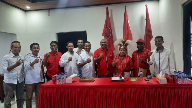 
					Utayoh2 Daftar ke PDIP Fakfak, Yohana Hindom Harap Bisa Bersama Partai Banteng Bangun Fakfak Kedepan, (Foto: EM/PR).