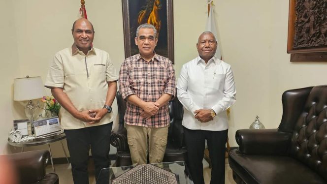 
					Mohamad Lakotani bersama Dominggus Mandacan bersama Sekjen Gerindra Ahmad Muzani, (Foto: EM/Istimewa).