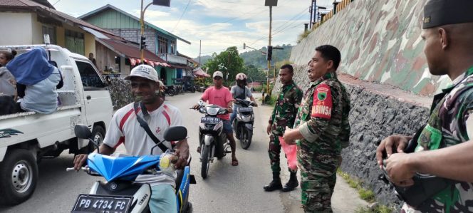 
					Jum’at Berkah Bagi Makanan Dan minuman, Anggota Kodim 1803/Fakfak Bentuk Kepedulian TNI Kepada masyarakat