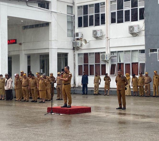 
					Walaupun Diguyur Hujan, Bupati Fakfak Tetap Pimpin Apel Senin Pagi, Berikan Arahan Ini ke ASN, (Foto: EM/AZT).