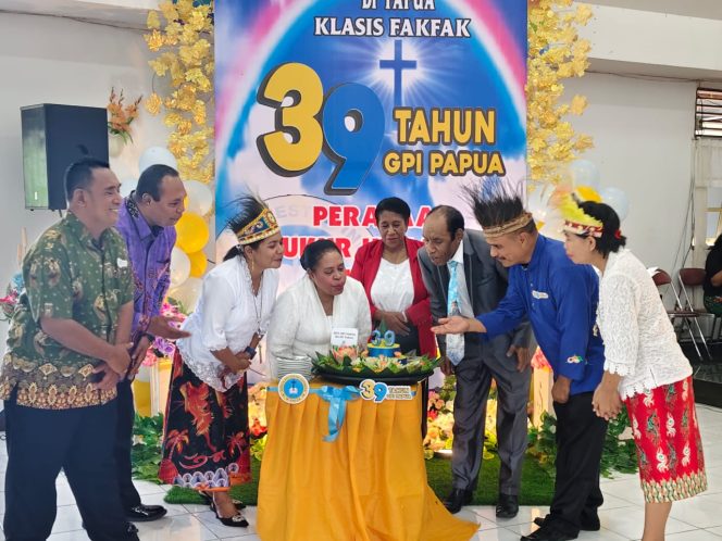
					Kemesraan Wakil Bupati Yohana Hindom Bersama Pengurus di HUT GPI Papua ke- 39 Tahun, (Foto: EM/Rikki).