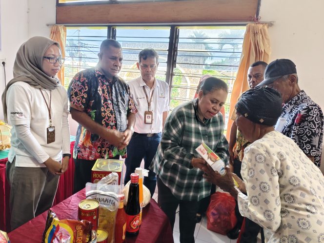 
					Wakil Bupati Fakfak Serahkan Bantuan Atensi PPKS ke 35 Penerima Manfaat, (Foto: EM/Rikki).