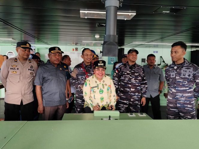 
					Operasi Trisila-24, Wakil Bupati Yohana Hindom Sambut Danguspurla Koarmada III di Pelabuhan Fakfak, (Foto: EM/Rikki).