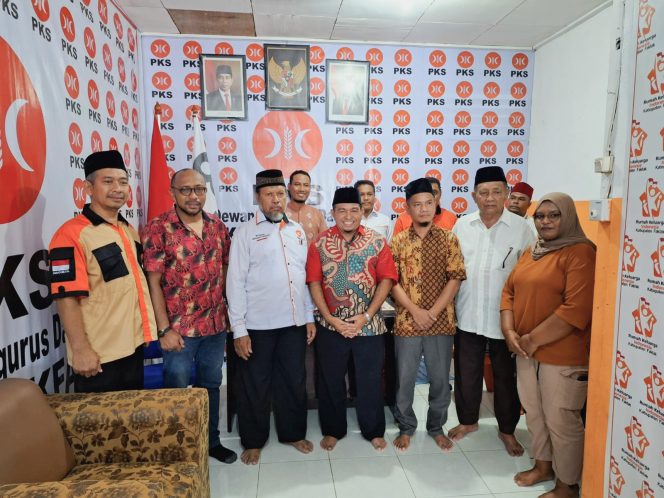 
					Maju Pilkada Fakfak 2024, Saleh Siknun Resmi Daftar ke PKS, (Foto: EM/IF).