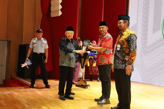 
					Wakil Presiden KH. Ma'ruf Amin juga menyerahkan secara simbolis bantuan pengembangan perpustakaan berupa Mobil Perpustakaan Keliling kepada Pemerintah Kabupaten Fakfak yang diterima secara langsung oleh Bupati Fakfak Untung Tamsil, (Foto: EM/ist).