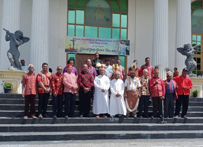 
					Hadiri Syukuran HUT Paroki dan Perayaan Paskah 2024, Arobi Hindom Bacakan Sambutan Bupati Fakfak, (Foto: EM/Rikki).