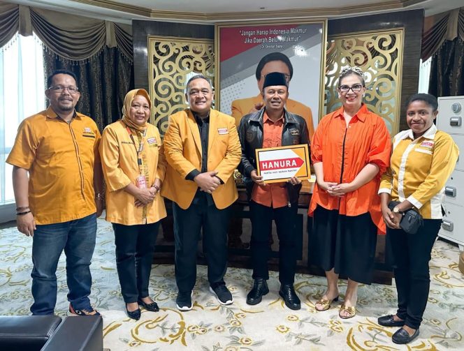 
					Pilkada Fakfak 2024: UTA'YOH2 Resmi Terima Surat Tugas dari DPP Partai Hanura, (Foto: EM/Istimewa). 