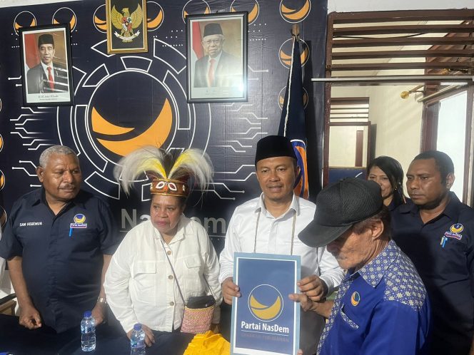 
					Untung Tamsil dan Yohana Dina Hindom dengan jargon UTAYOH2 resmi mendaftar ke DPD Partai Nasdem Fakfak pada Pilkada 2024, Jumat (03/05/2024) sore, (Foto: EM/AZT).