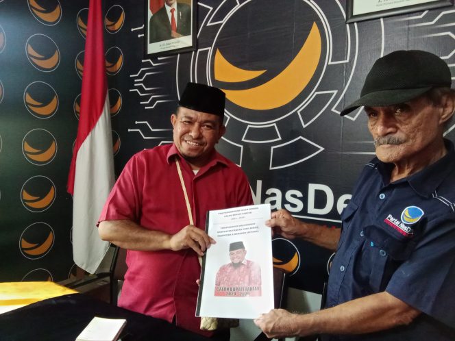 
					Pilkada 2024, Saleh Siknun Resmi Daftar ke Partai Nasdem Fakfak, (Foto: EM/RBW).
