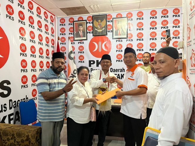 
					Utayoh2 Resmi Daftar ke PKS Fakfak, UT: PKS Dapat Bersama Kami Jadi Garda Terdepan Bangun Sistem Modern Pemerintahan, (Foto: EM/AZT). 